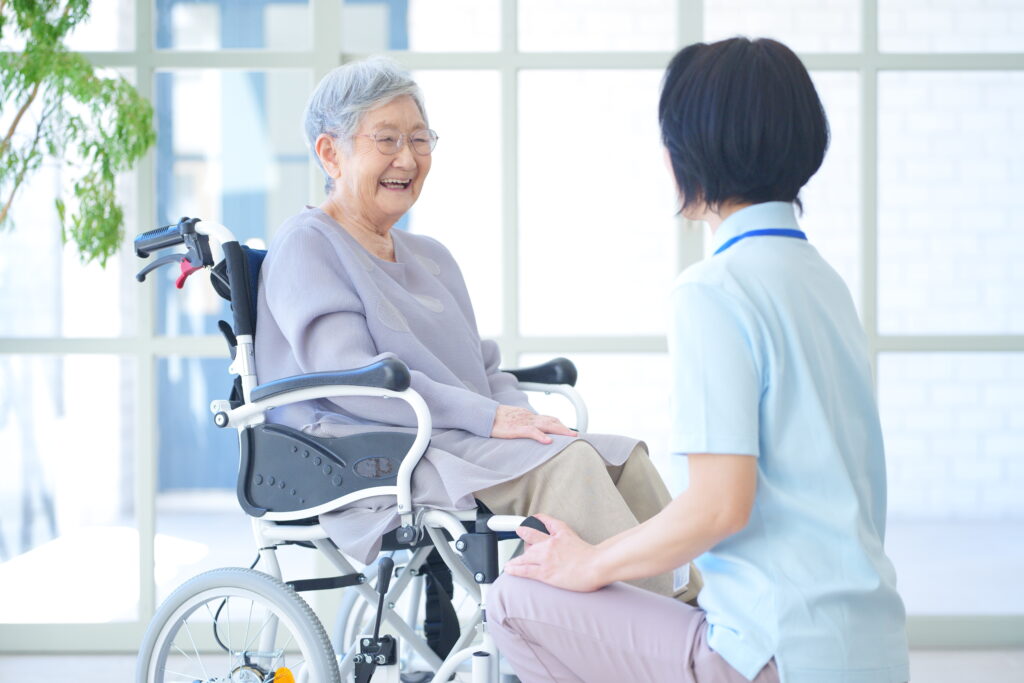介護士と車椅子に乗った高齢者